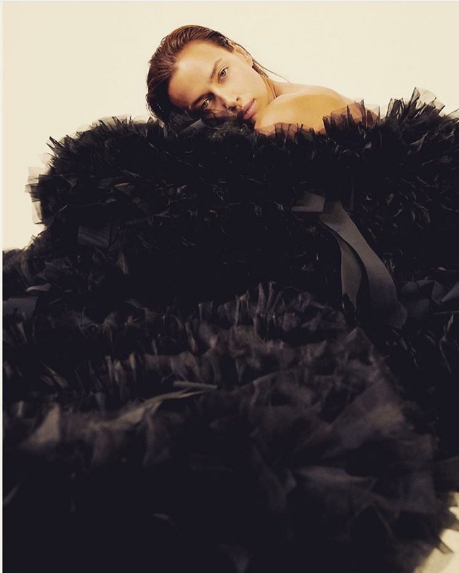 Неотразима: Ирина Шейк покорила Нью-Йорк стильным выходом в роскошном платье