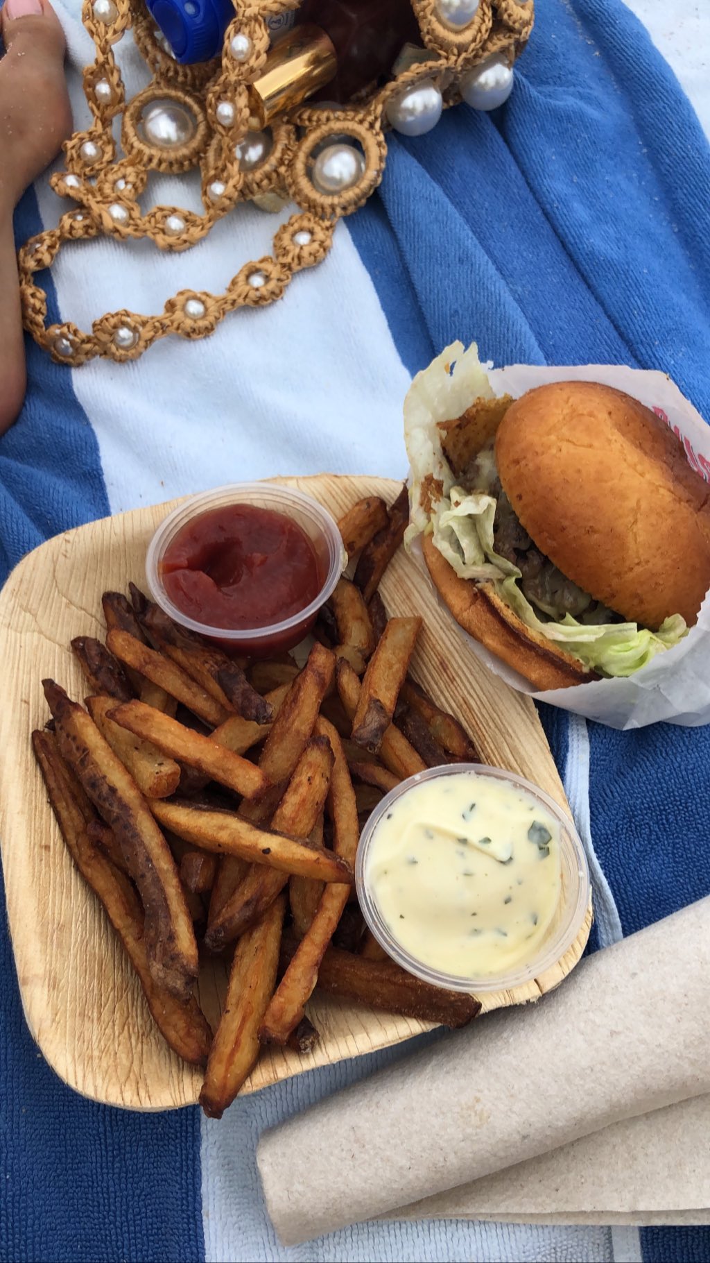 Горячо! Ирина Шейк и Стелла Максвелл восхитили сексуальными телами в пикантных нарядах