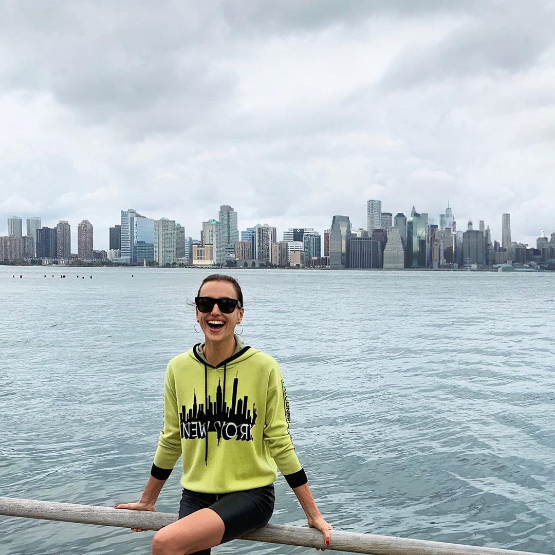 Вона досконала! Ірина Шейк захопила мережа бездоганною фігурою і стрункими ногами