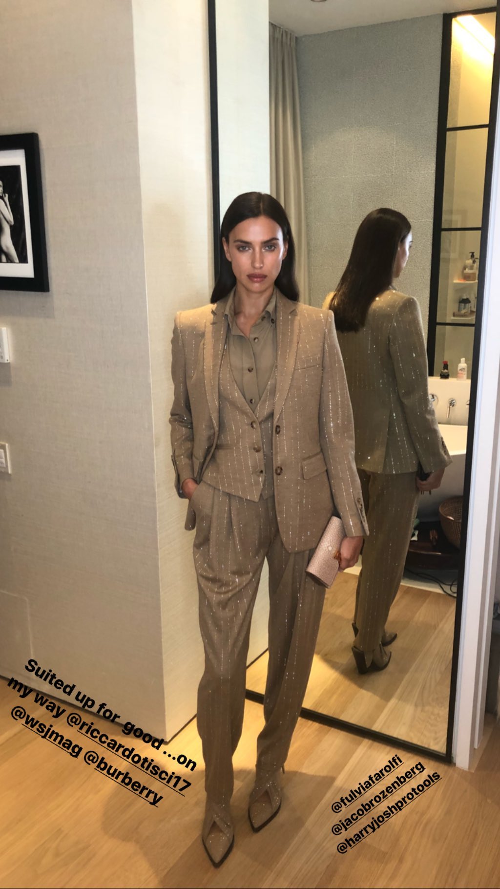 Икона стиля: Ирина Шейк демонстрирует идеальную фигуру в бежевом total look от Burberry