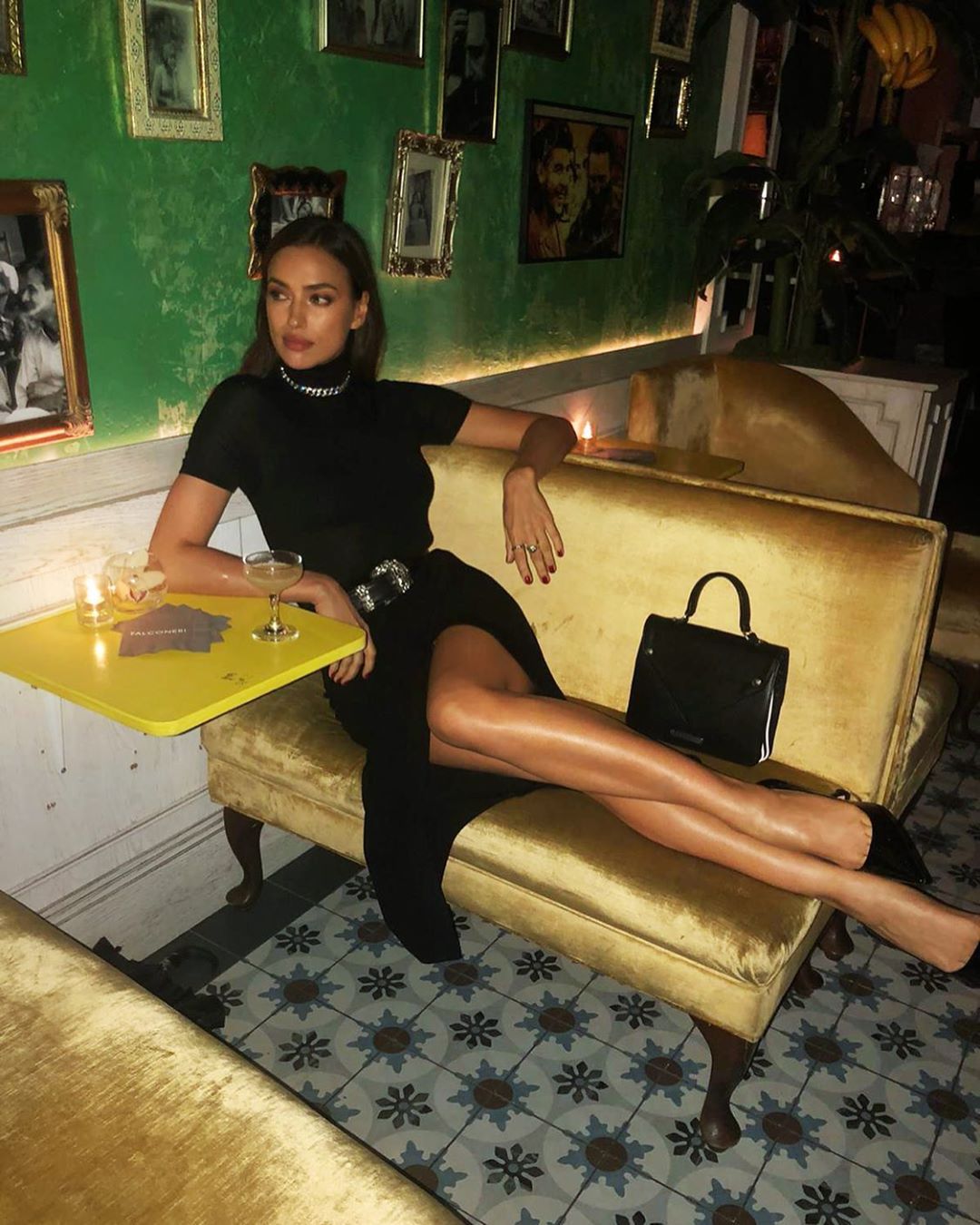 Напівгола і з червоними губами: Ірина Шейк в образі жінки-вамп блищить в Нью-Йорку