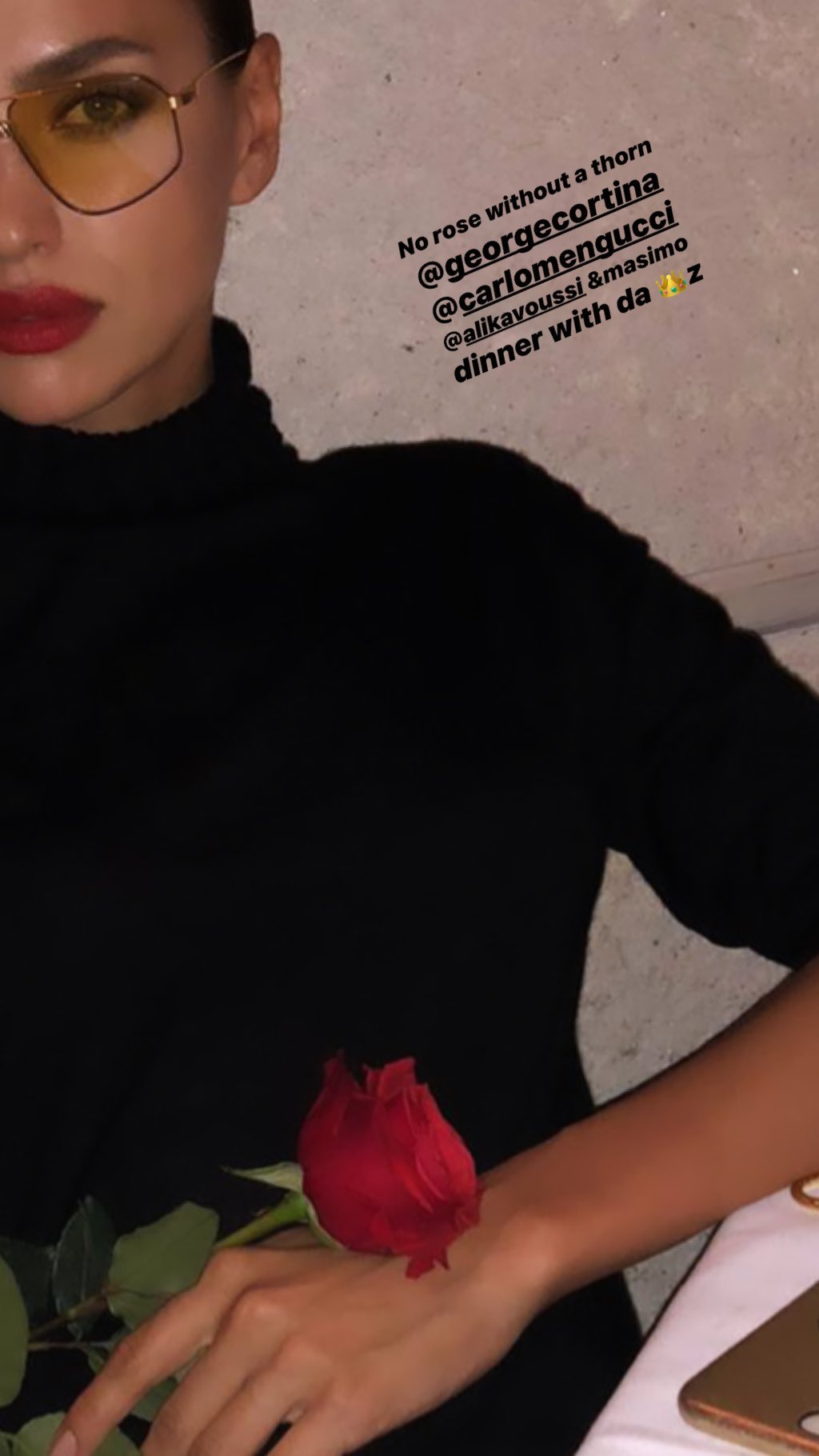 Напівгола і з червоними губами: Ірина Шейк в образі жінки-вамп блищить в Нью-Йорку