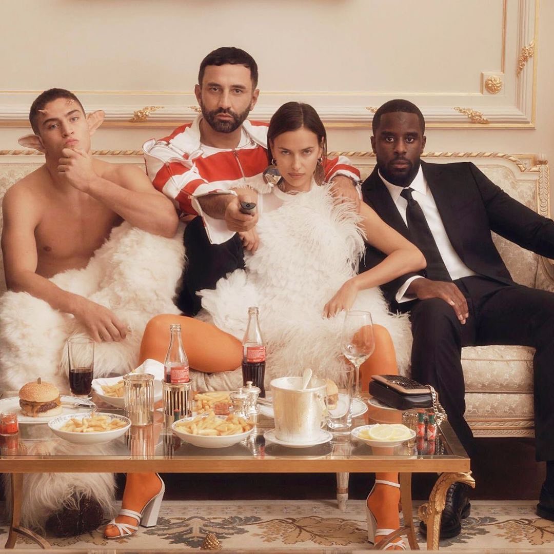 Икона стиля: Ирина Шейк демонстрирует идеальную фигуру в бежевом total look от Burberry