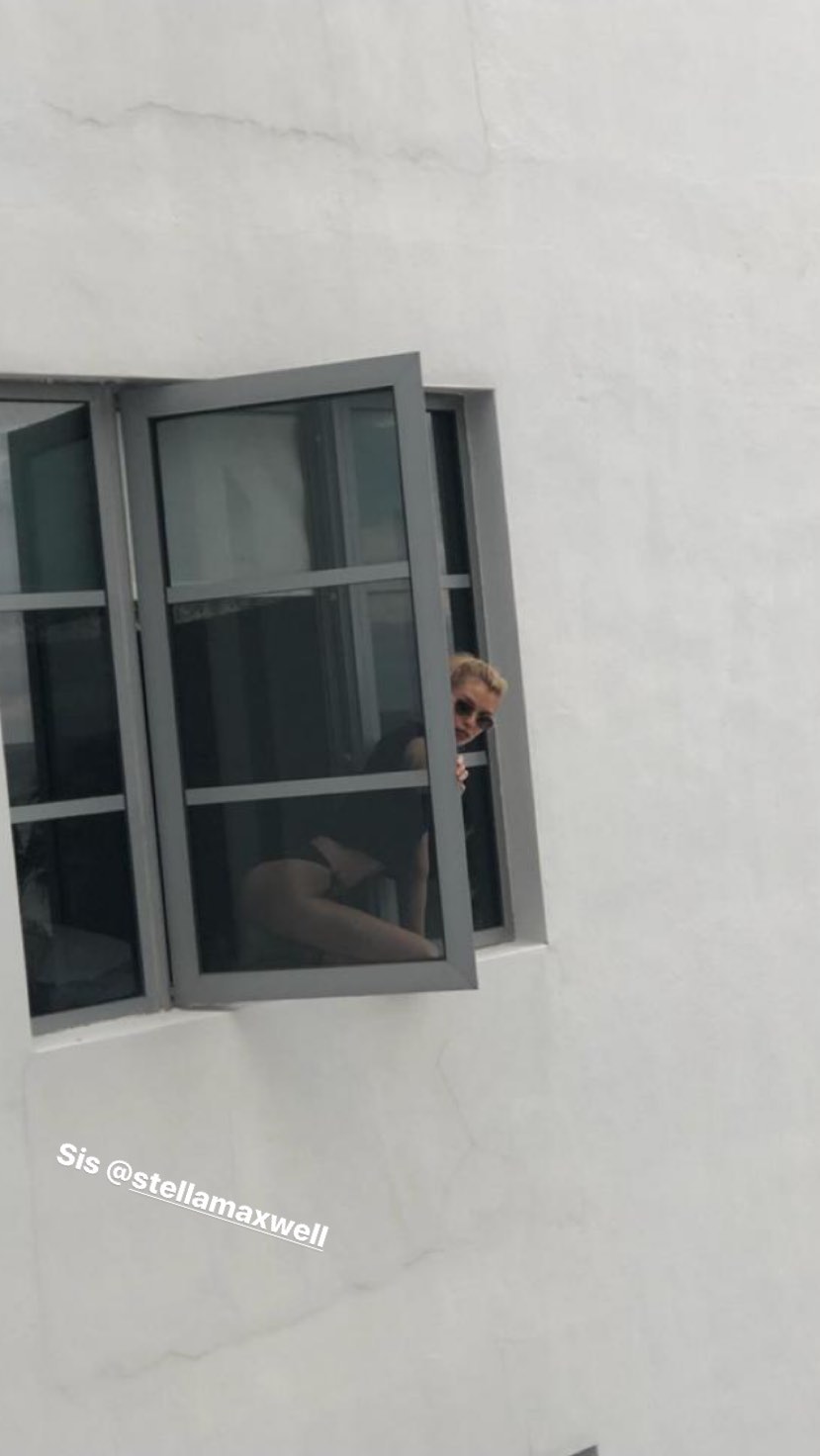 Горячо! Ирина Шейк и Стелла Максвелл восхитили сексуальными телами в пикантных нарядах