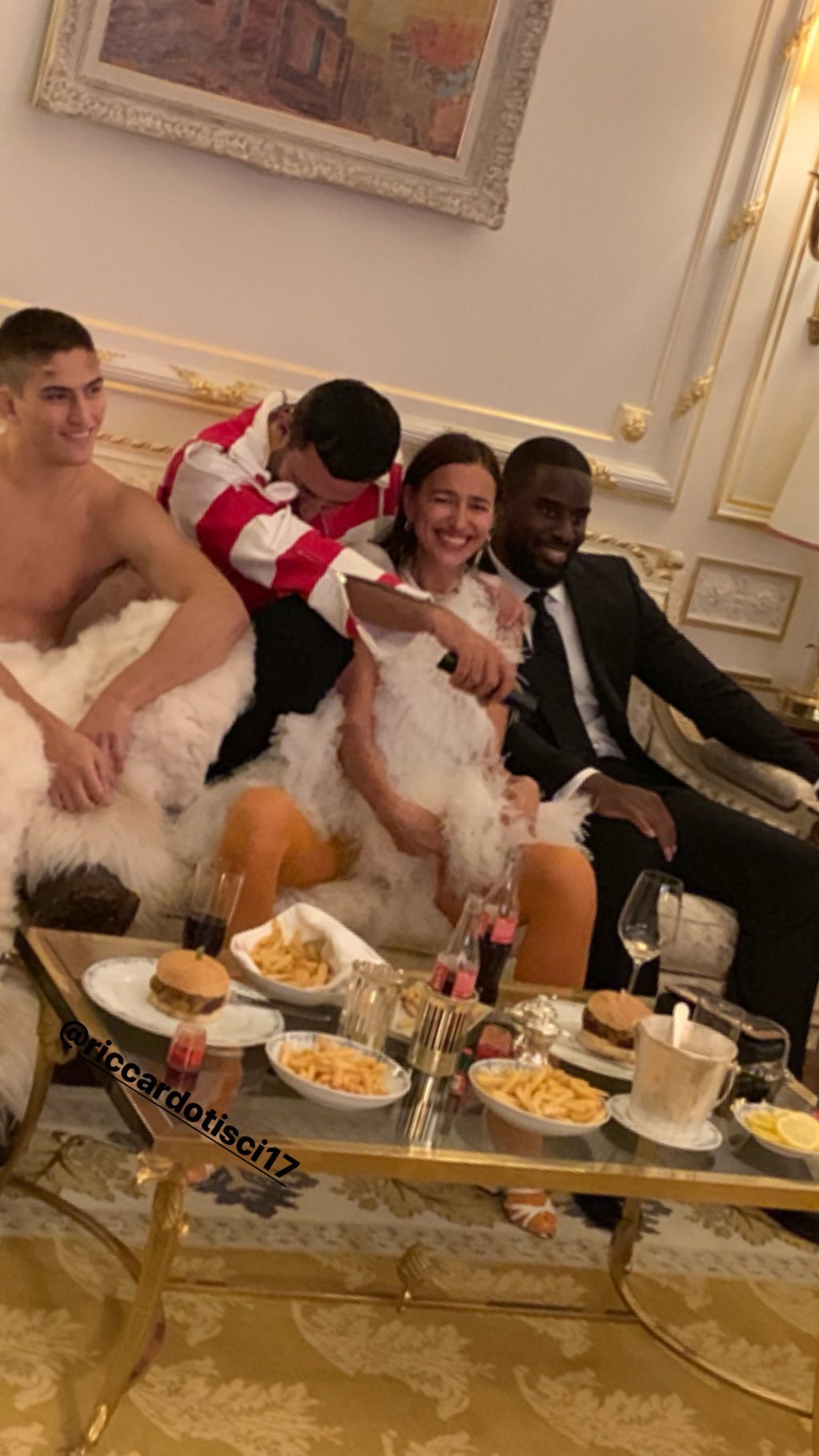 Икона стиля: Ирина Шейк демонстрирует идеальную фигуру в бежевом total look от Burberry