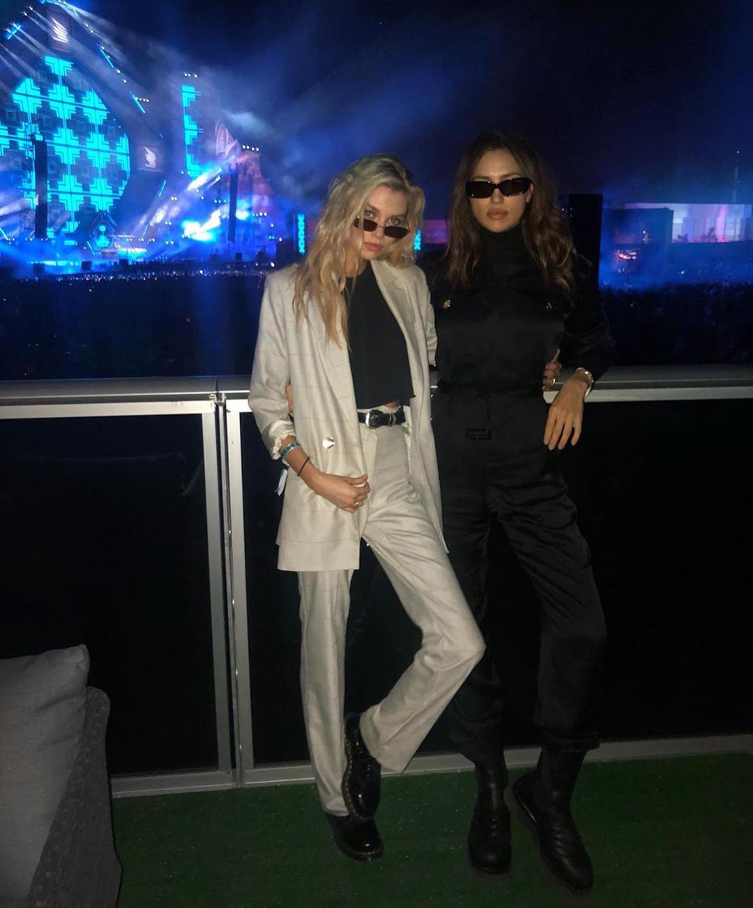 Засмагла і щаслива: Ірина Шейк блиснула пишними формами у відвертому міні