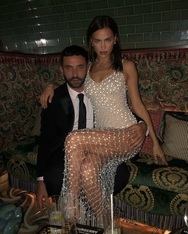 Она совершенна! Ирина Шейк покорила роскошным телом в соблазнительном платье-сетке