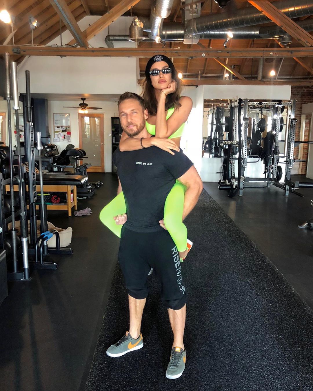 Бунтарка из Нью-Йорка: Ирина Шейк в кислотной шубе и грубых ботинках поразила смелым образом