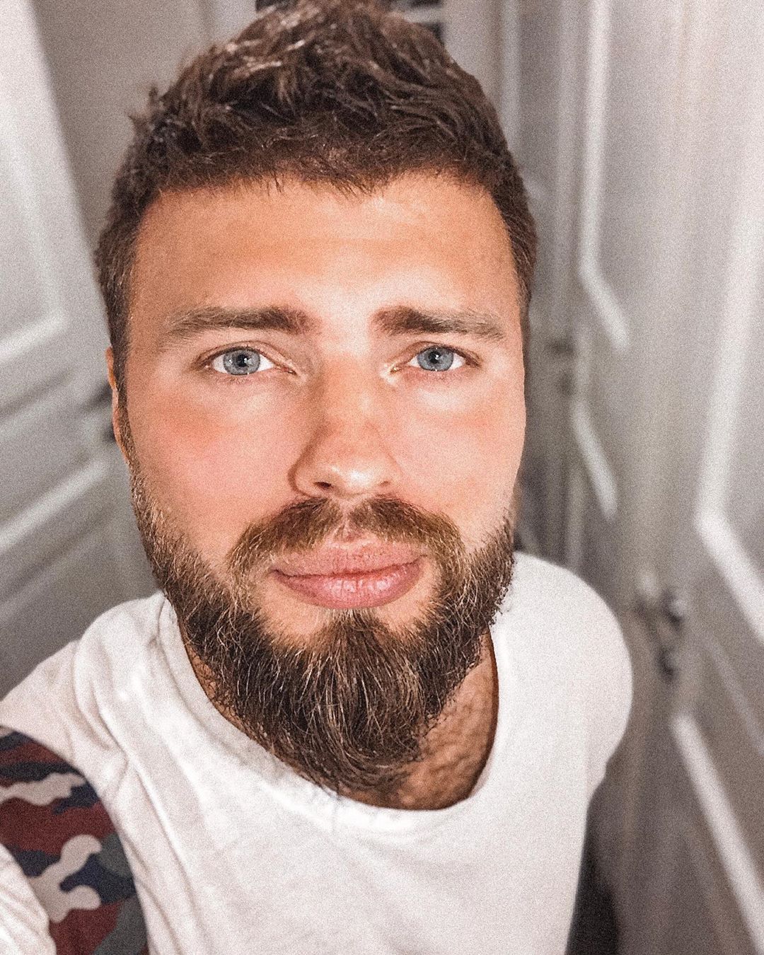 В Одесі з вікна випав відомий ведучий: усі подробиці