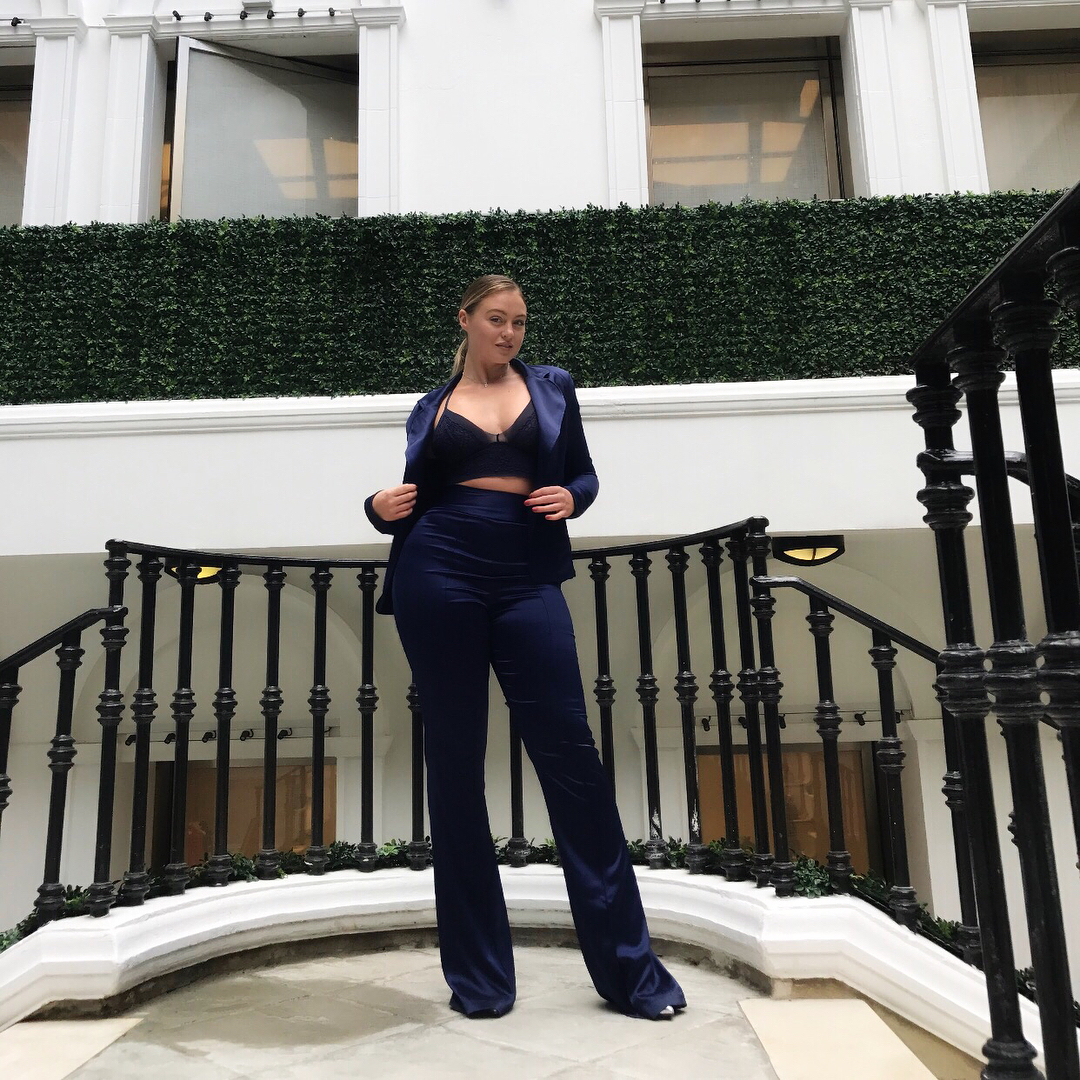 Як за допомогою одягу сховати недоліки фігури: найкращі образи