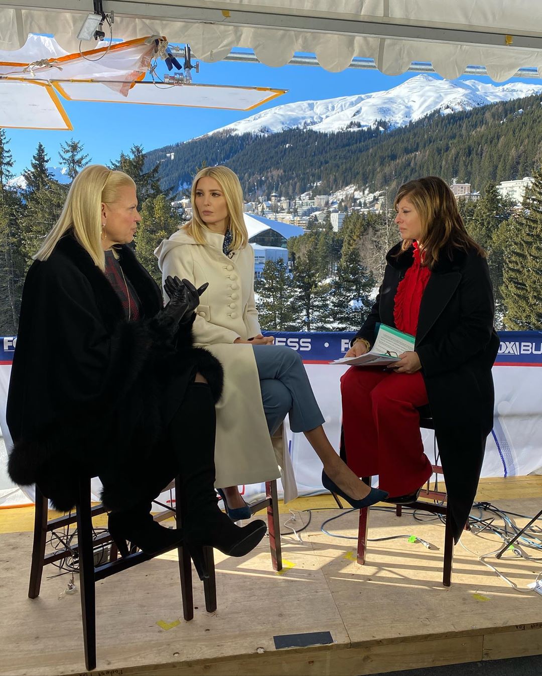 Іванка Трамп підкорила трендовим образом в молочному пальто на економічному форумі в Давосі