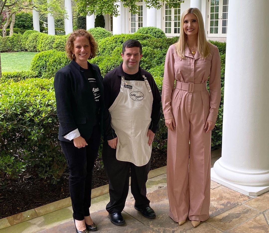 Іванка Трамп додала зайві сантиметри на стегнах, вибравши невдале вбрання для офіційного виходу на карантині