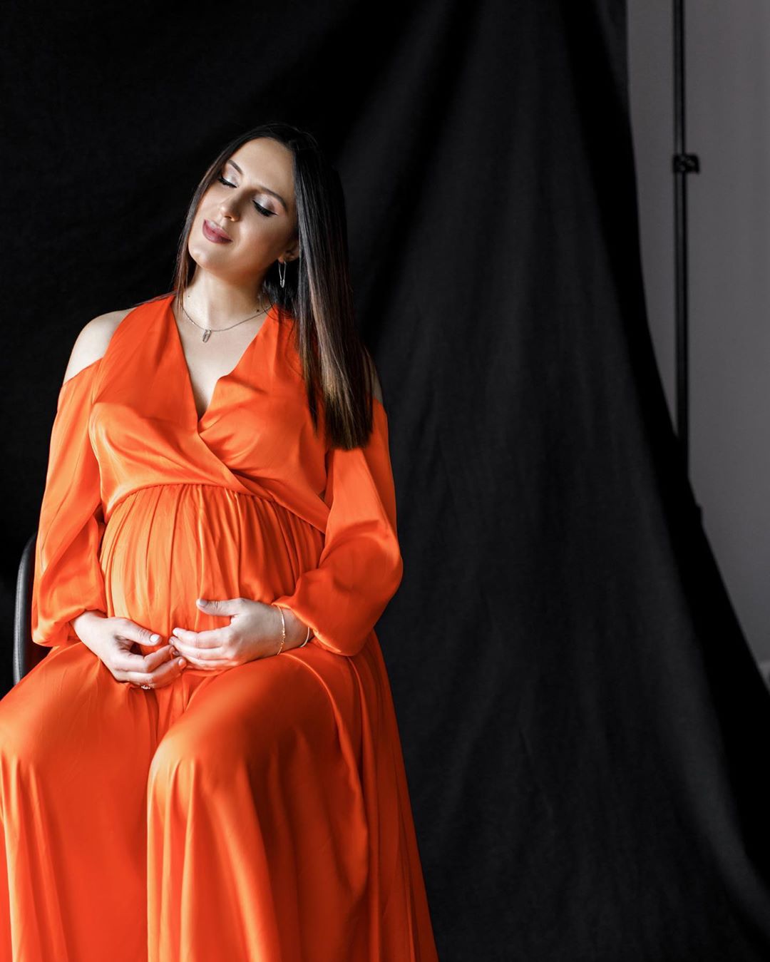 Сама ніжність: вагітна Джамала захопила трепетним фотосетом в яскравому вбранні