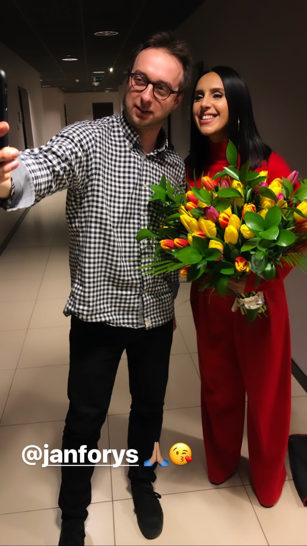 У стильному вбранні і з квітами: Джамала підкорила яскравим весняним фото