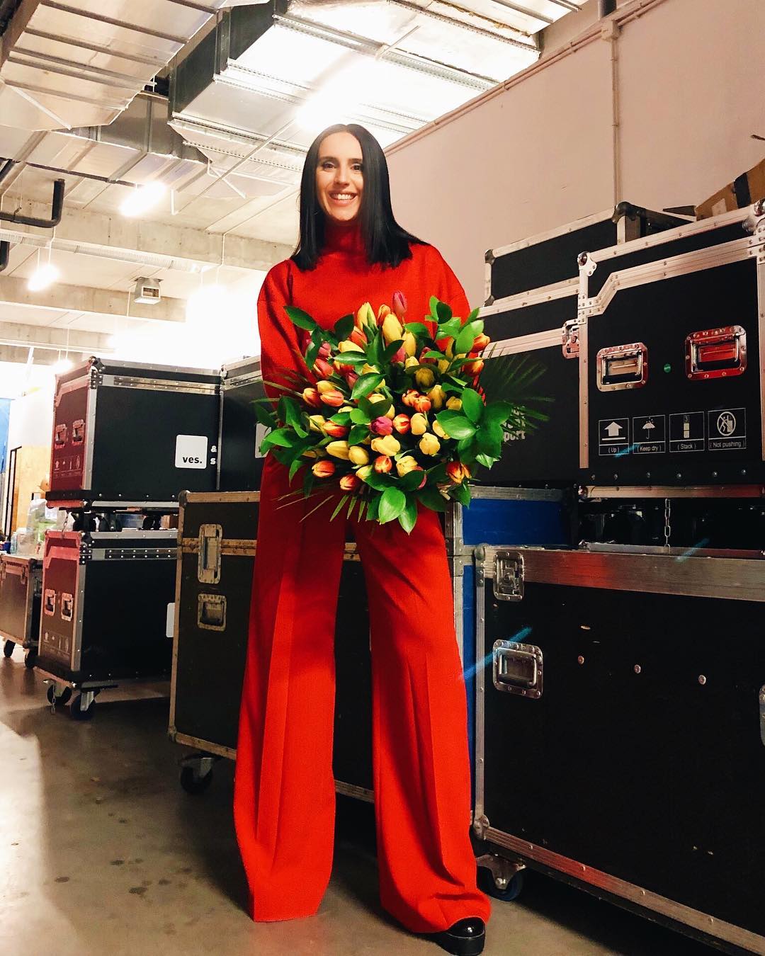 У стильному вбранні і з квітами: Джамала підкорила яскравим весняним фото