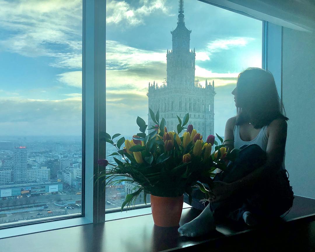 У стильному вбранні і з квітами: Джамала підкорила яскравим весняним фото