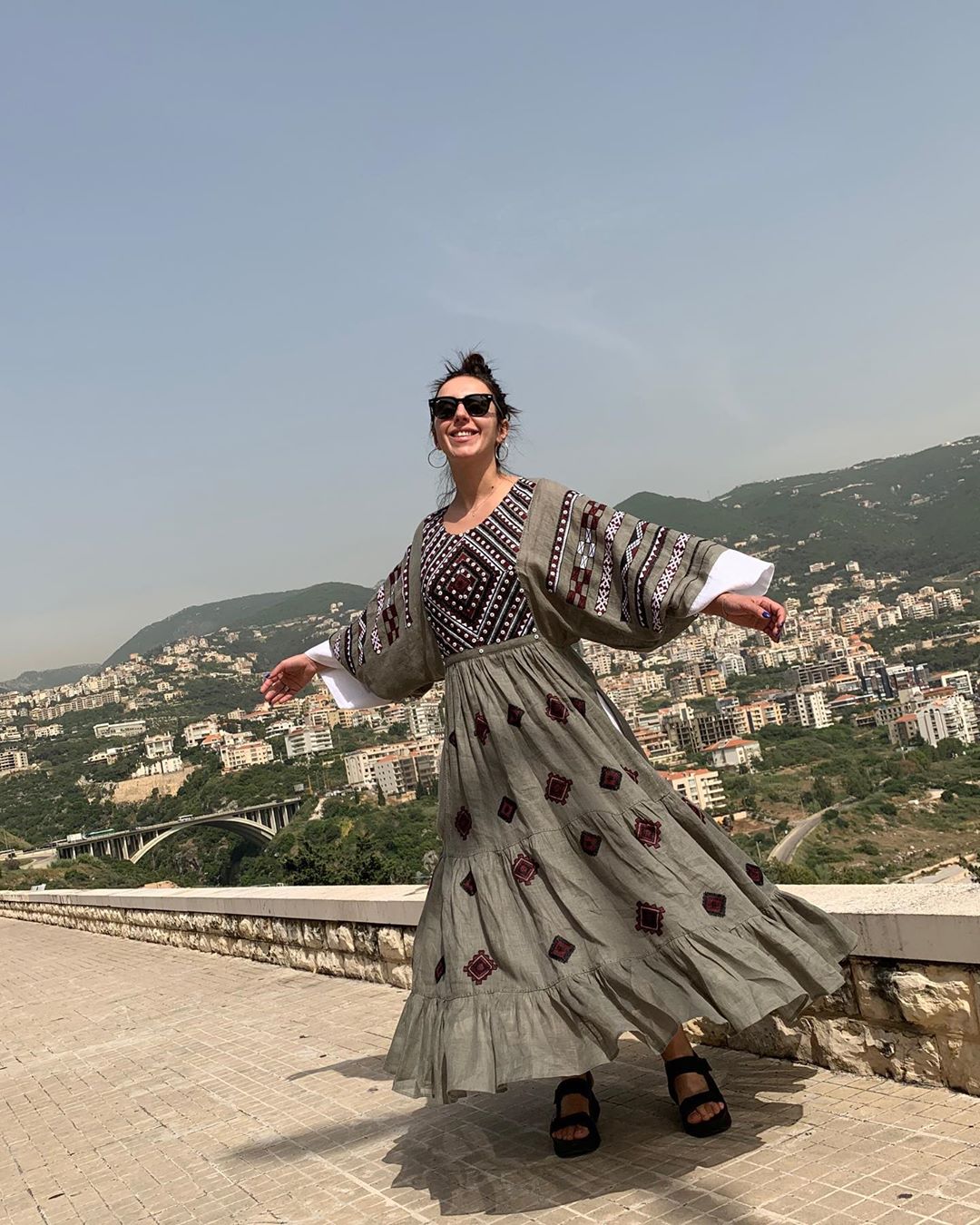 Платье-душа: Джамала очаровала стильной прогулкой в вышиванке по Бейруту