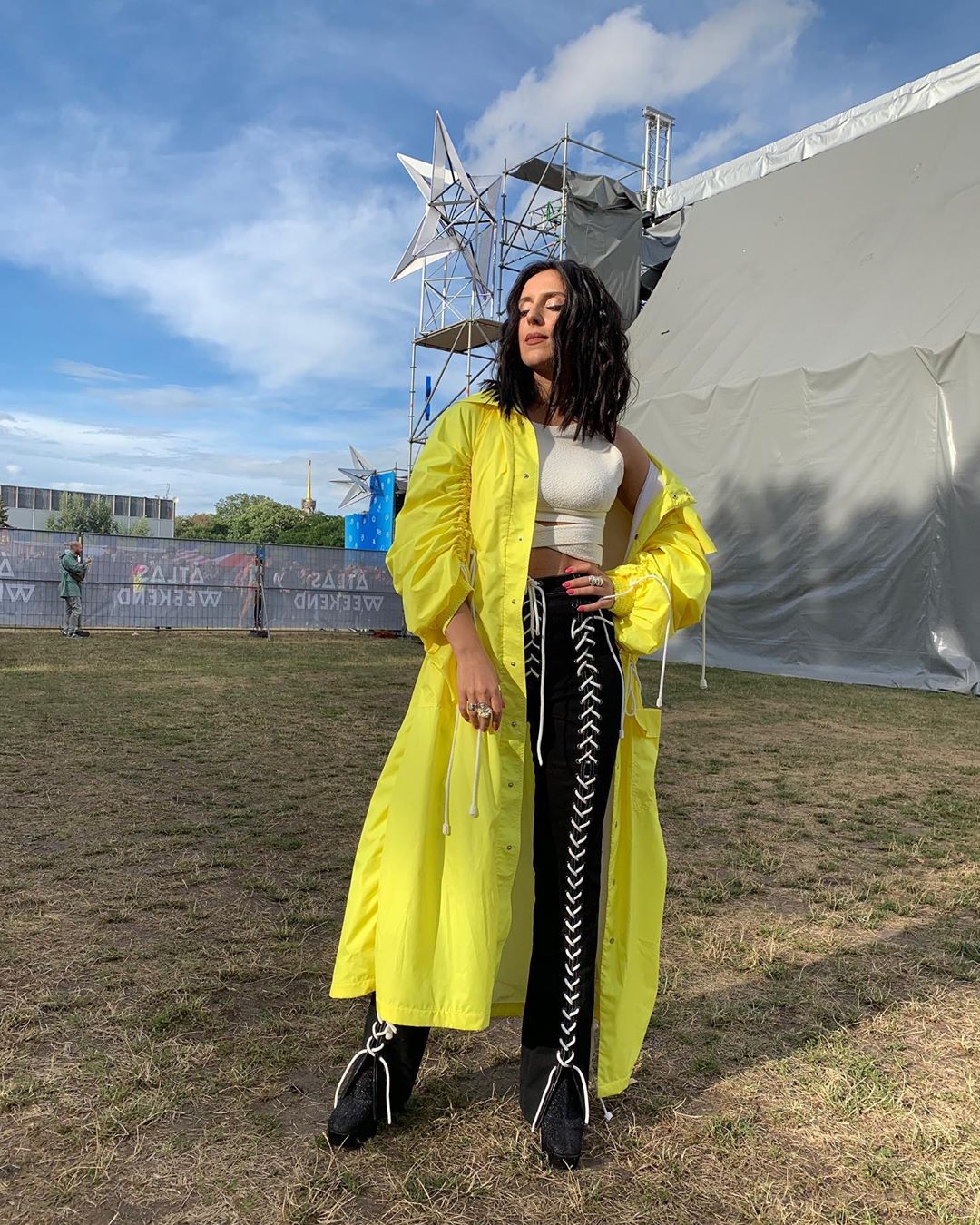 "Офигенный образ": Джамала вызвала восторг в сети "солнечным" появлением