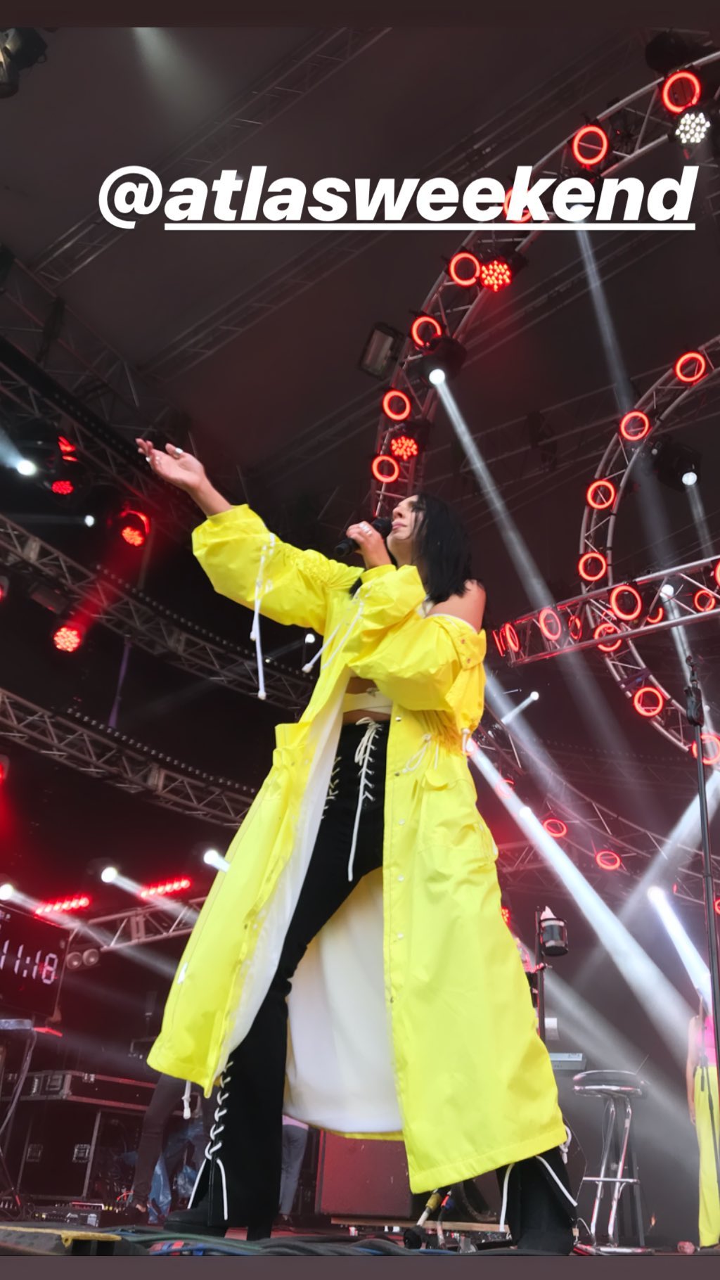 "Офигенный образ": Джамала вызвала восторг в сети "солнечным" появлением