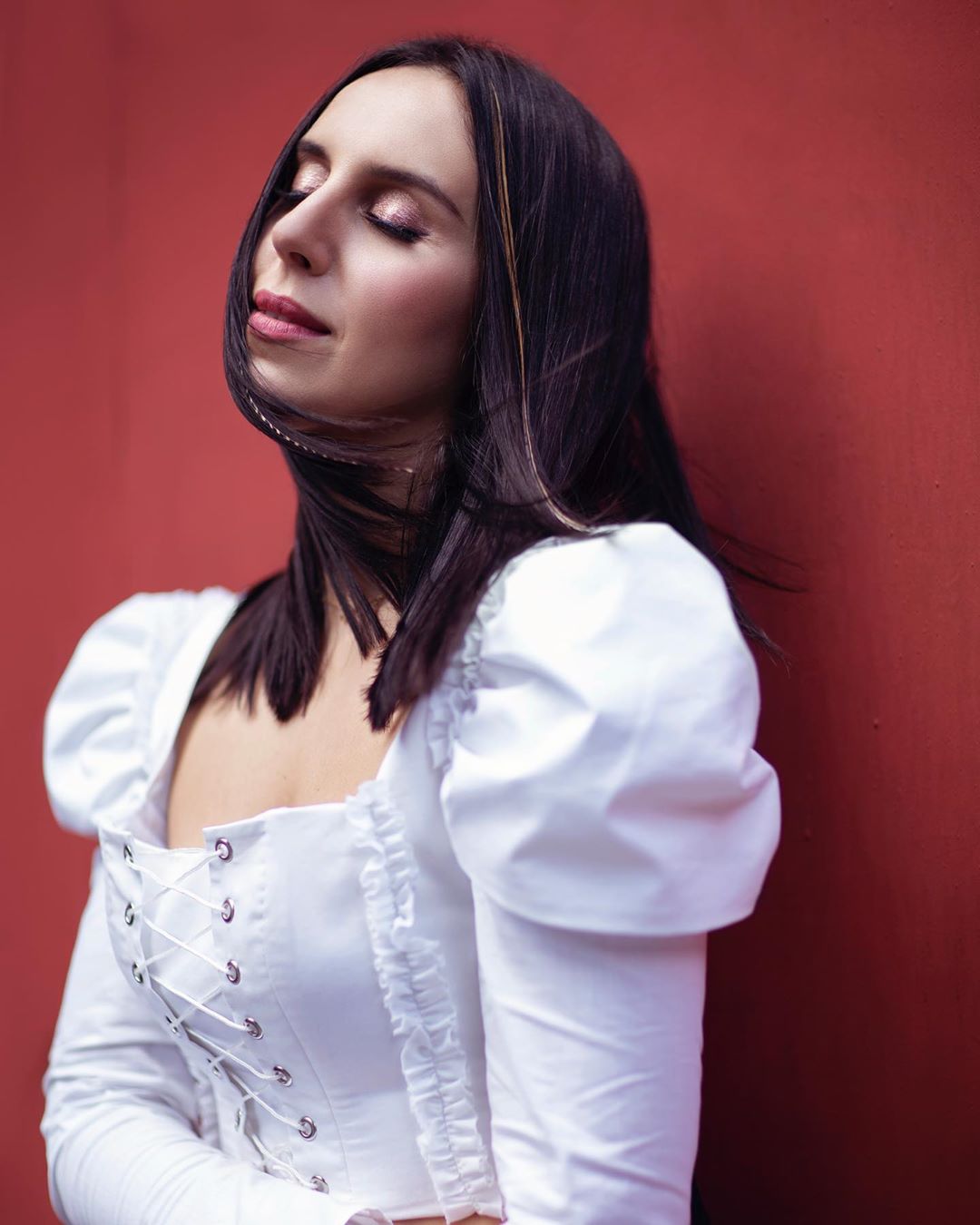 "Неповторимая": Джамала с закрытыми глазами очаровала поклонников романтичным фото