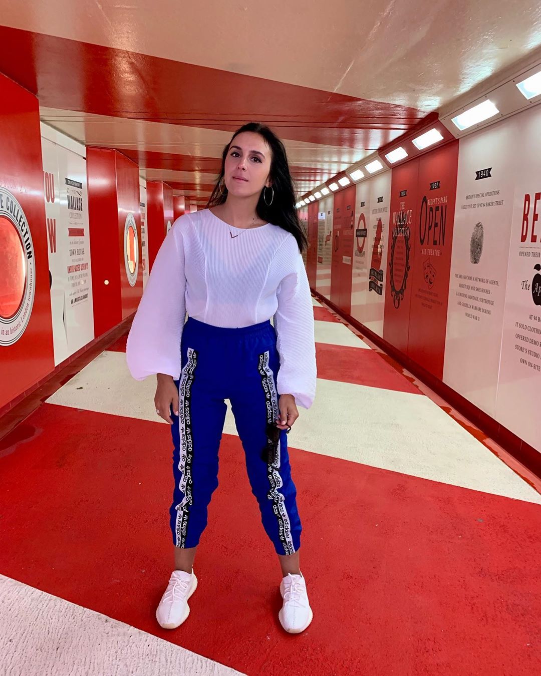 В нежной блузе и спортивках: Джамала удивила смелым образом из Лондона