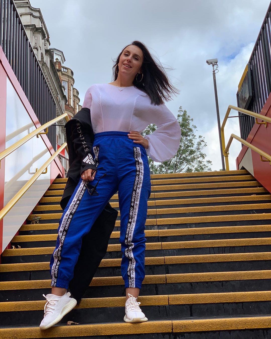 В нежной блузе и спортивках: Джамала удивила смелым образом из Лондона