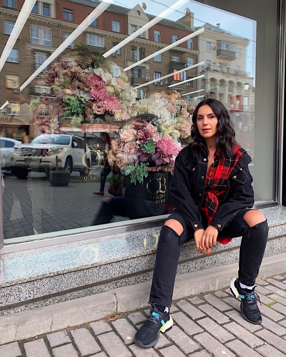 "Крута": Джамала здивувала стильним бунтарським луком