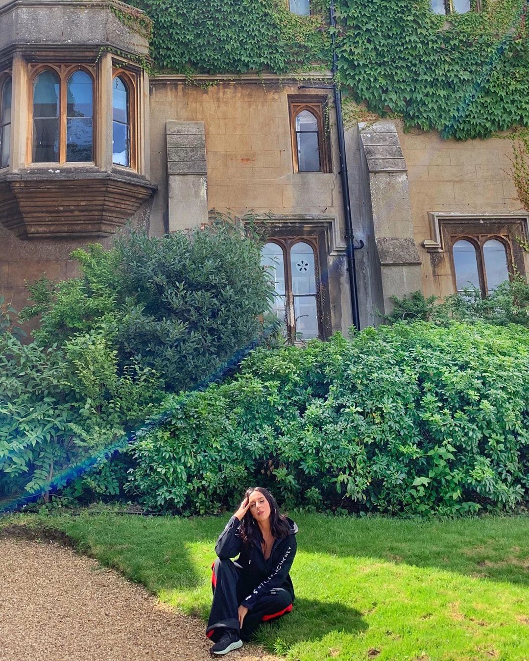 Привезла сонце: Джамала прогулялася по території середньовічного замку в Лондоні