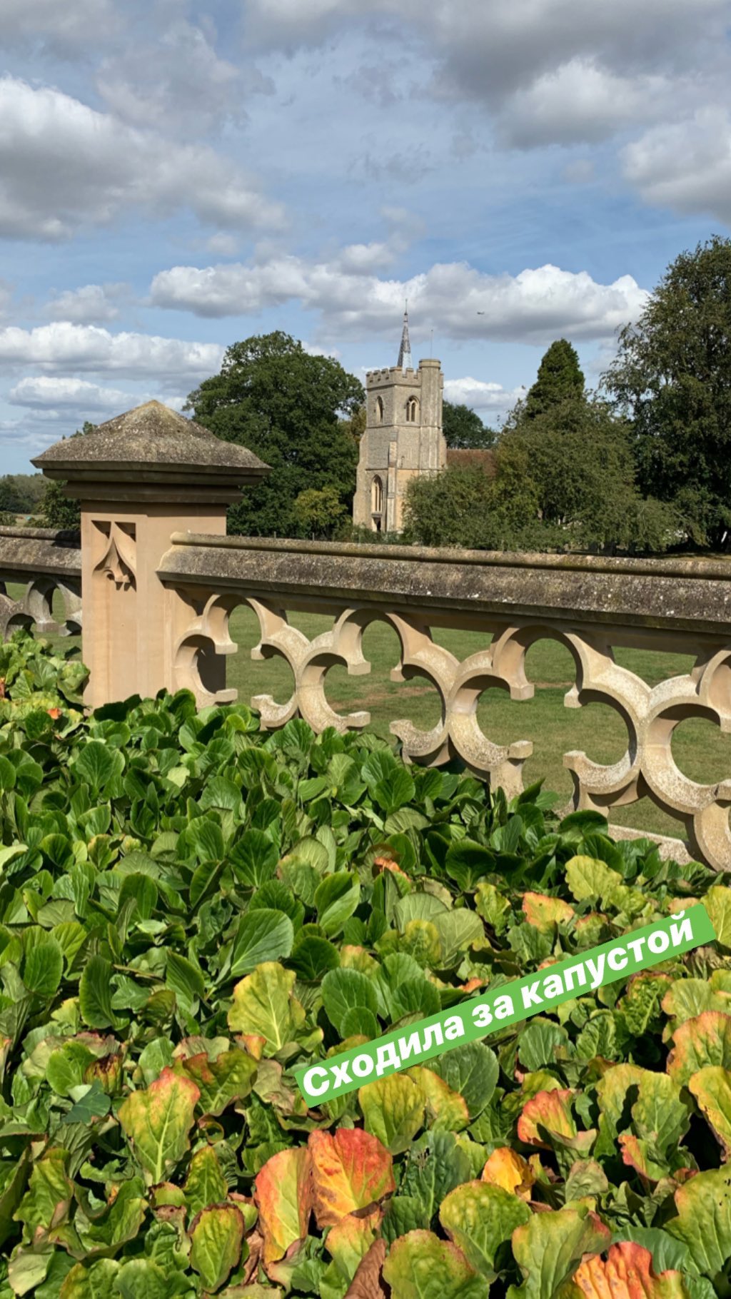 Привезла сонце: Джамала прогулялася по території середньовічного замку в Лондоні