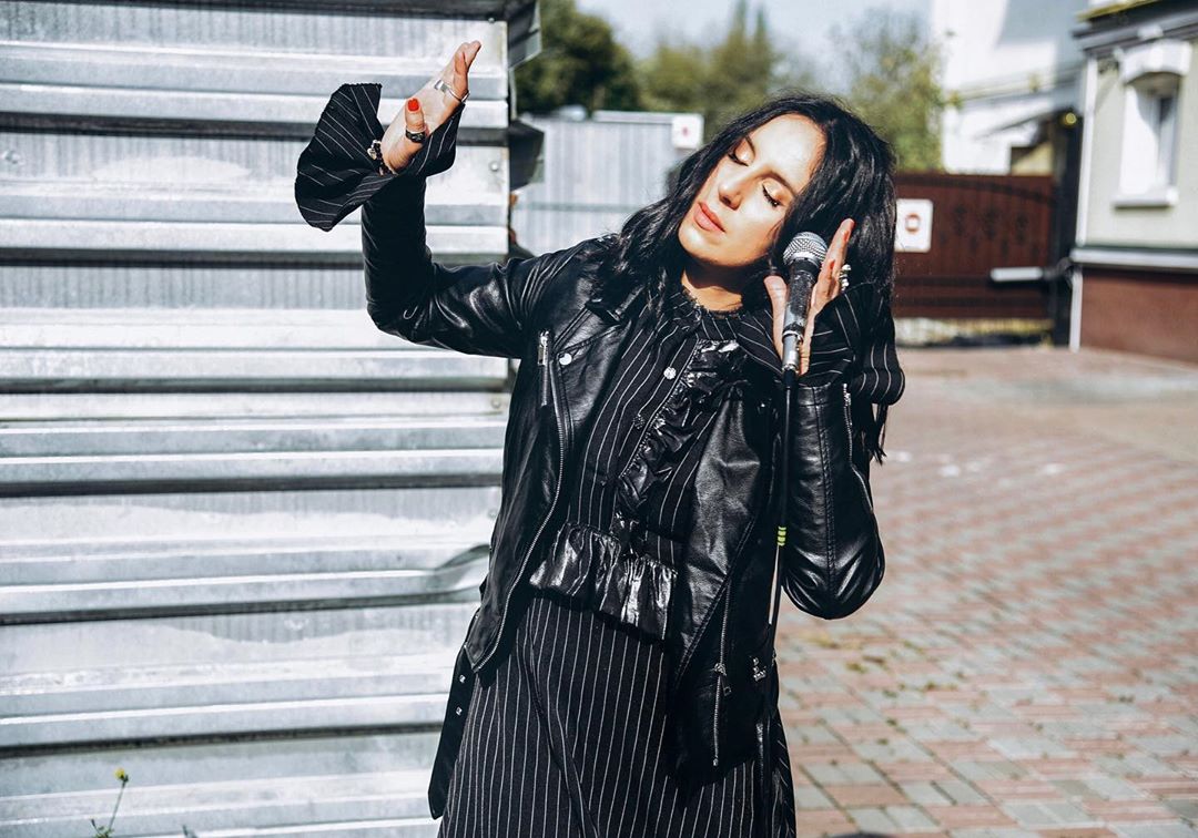 Антигламур: Джамала удивила городской съемкой на фоне стройзаборов и старой рекламы