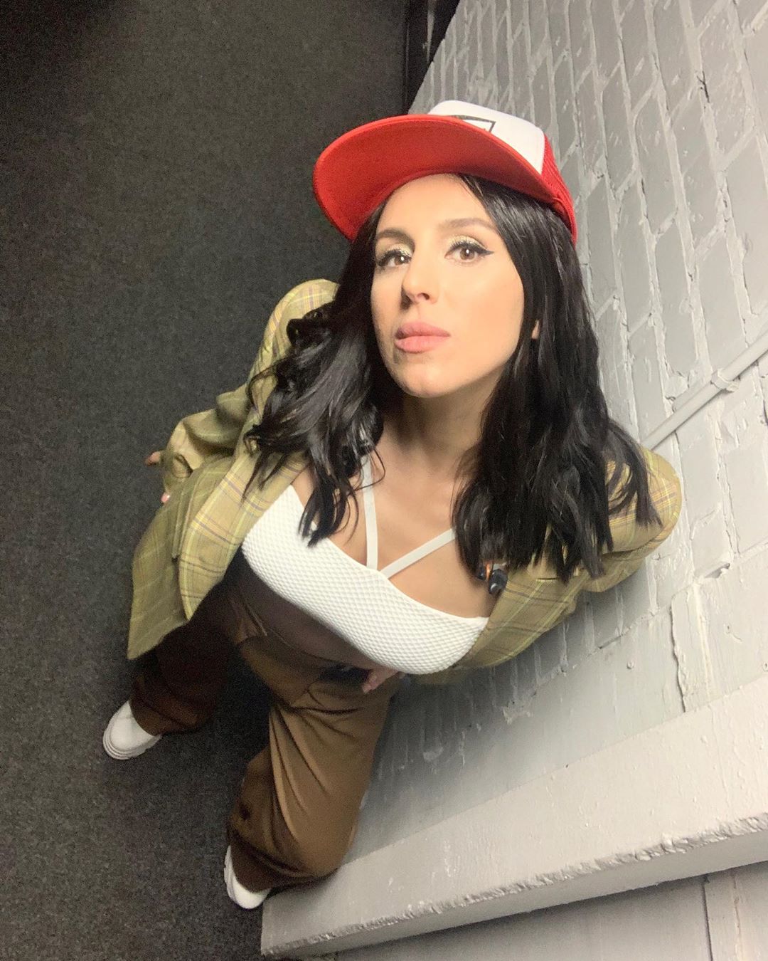 В топіку і піджаку: Джамала у відвертому образі заінтригувала майбутнім дуетом