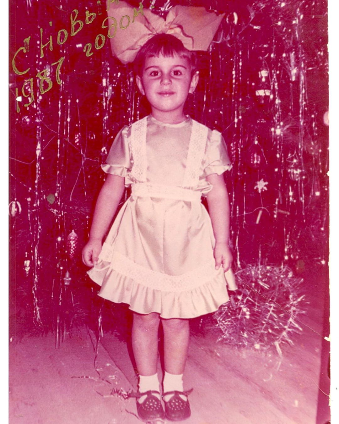 Милашка с огромным бантом: Джамала повторила свой детский новогодний образ