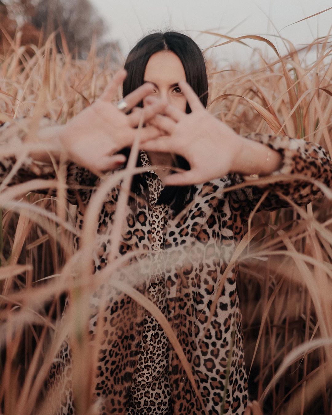 Затаившийся леопард: Джамала поразила фотосессией в поле в "хищном" образе