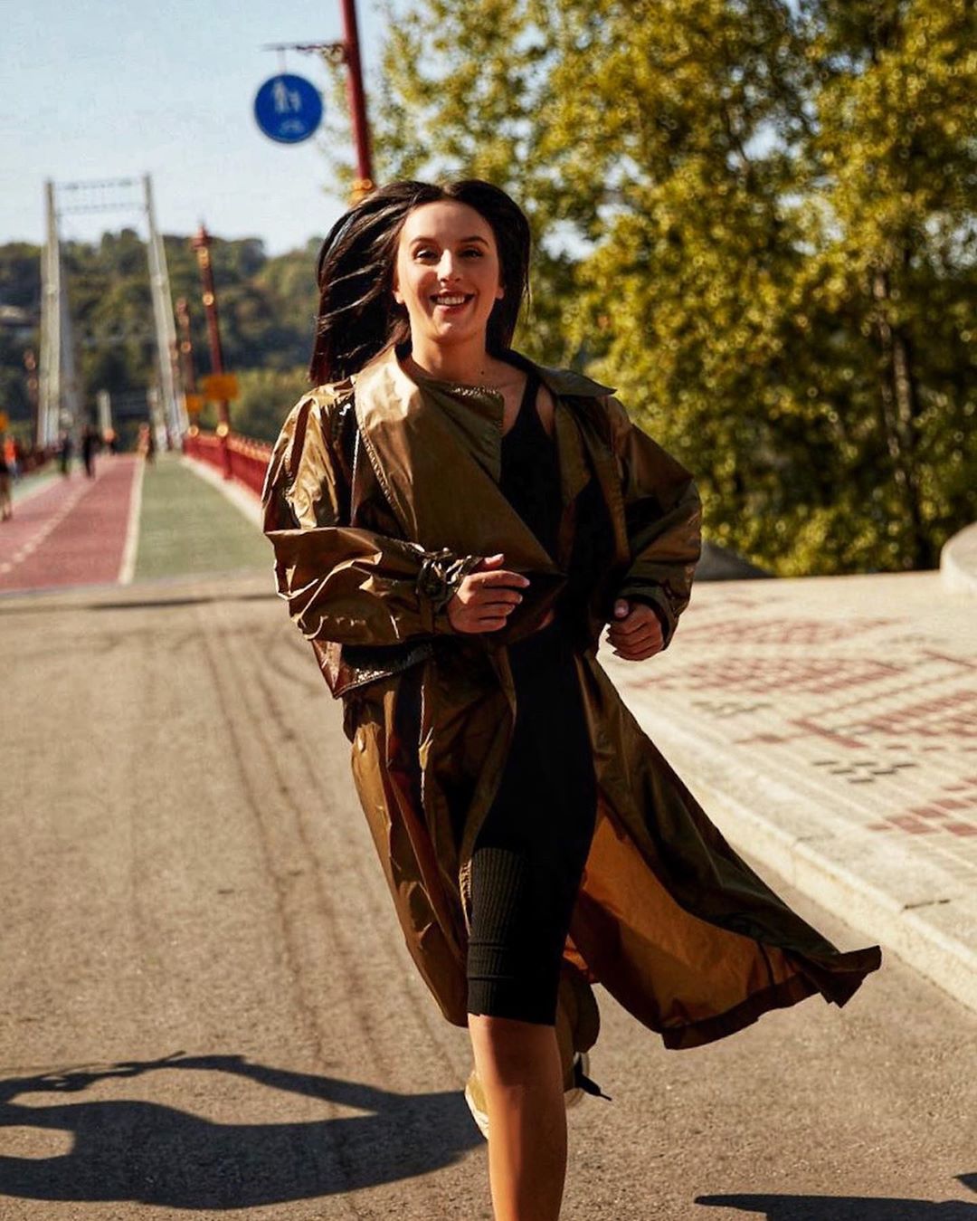 Весеннее настроение: Джамала в топе и велосипедках сверкнула упругим прессом