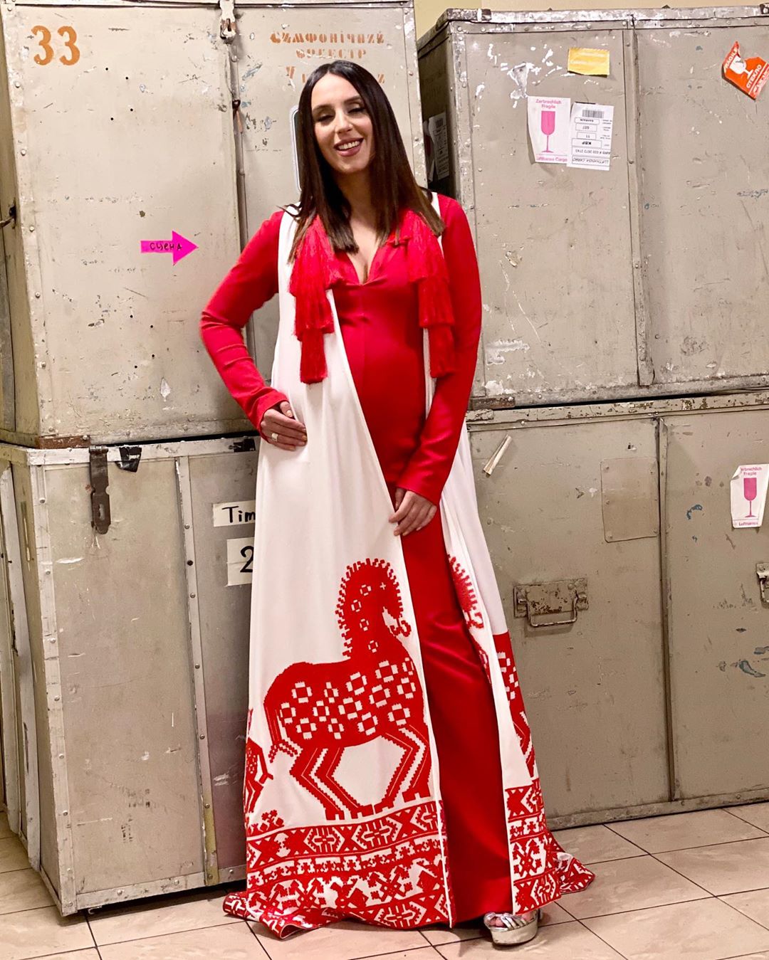 Світиться від щастя: Джамала підкреслила вагітний животик яскравим платтям в етнічному стилі