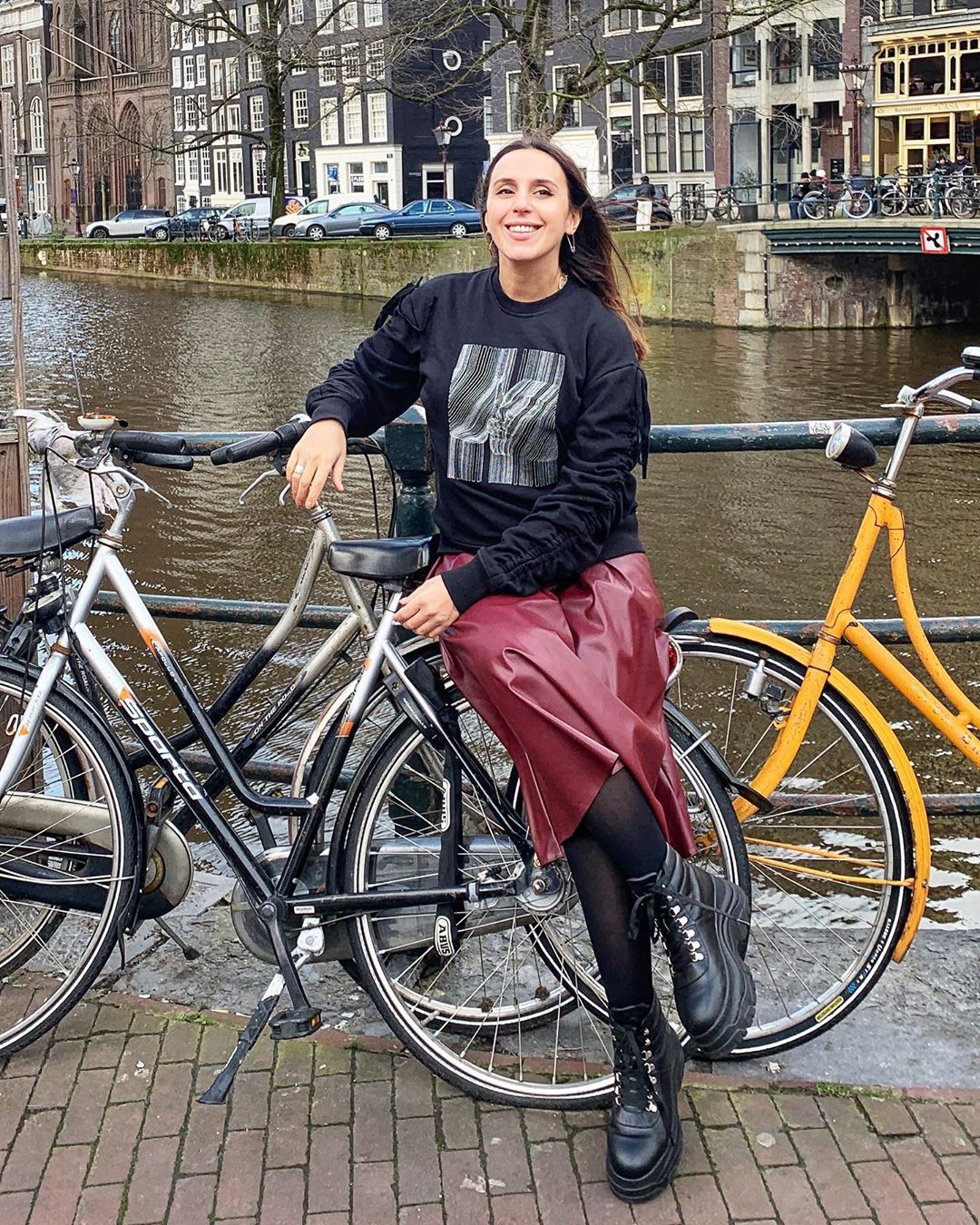 Пока не могу рассказать: беременная Джамала заинтриговала атмосферными фото из Амстердама