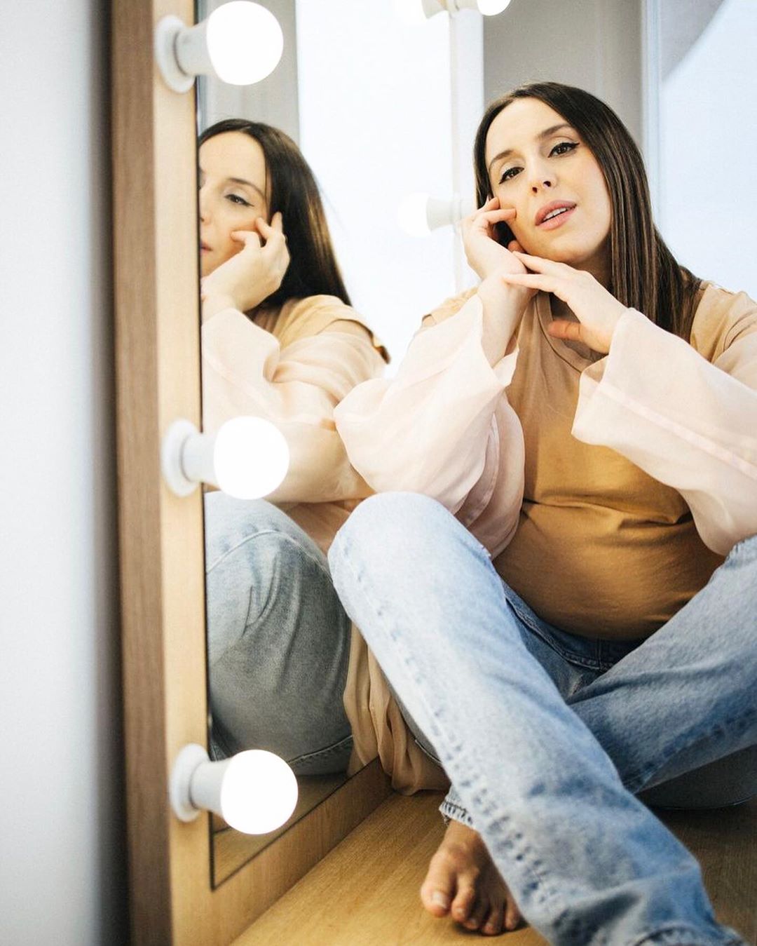 Когда фотограф за тысячи километров: Джамала покорила нежным домашним фотосетом