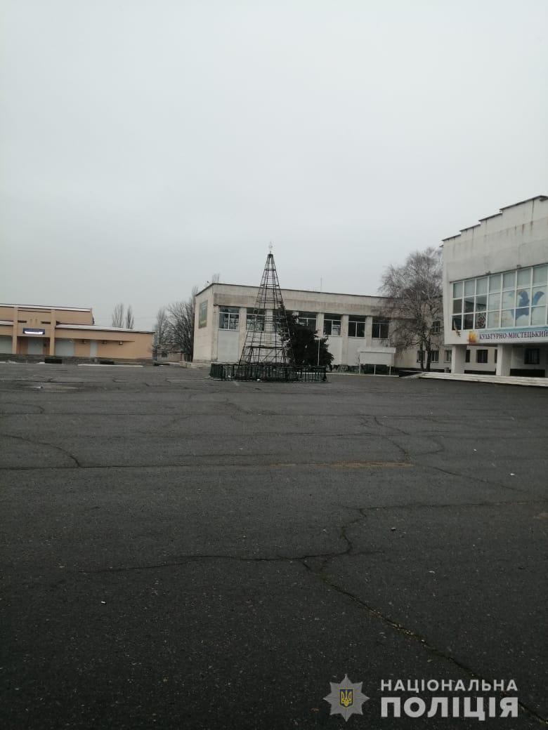 Під Херсоном згоріла головна новорічна ялинка: люди знімали на відео, сміялися та позували