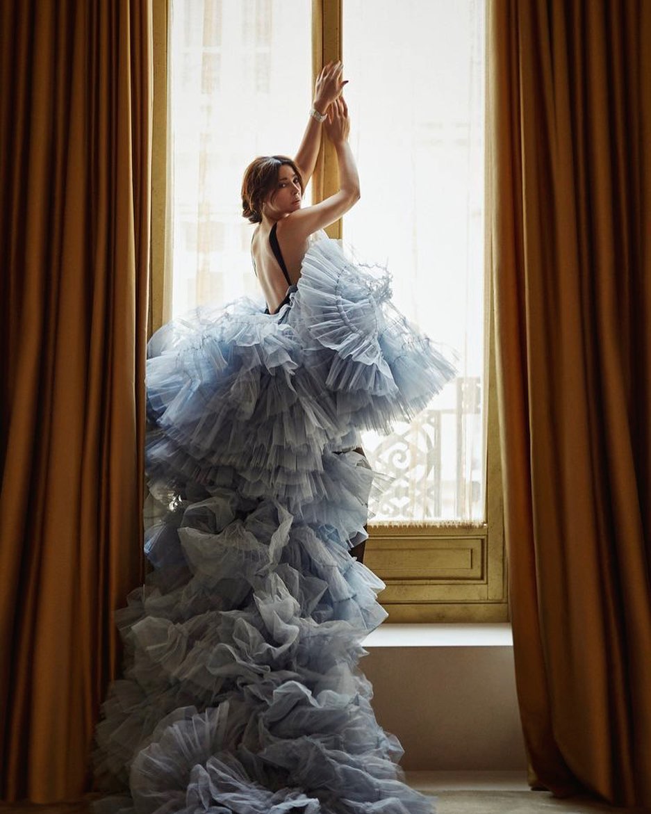 Стрункі ноги і розкішні вигини: Моніка Беллуччі блищить в новій зйомці для глянцю