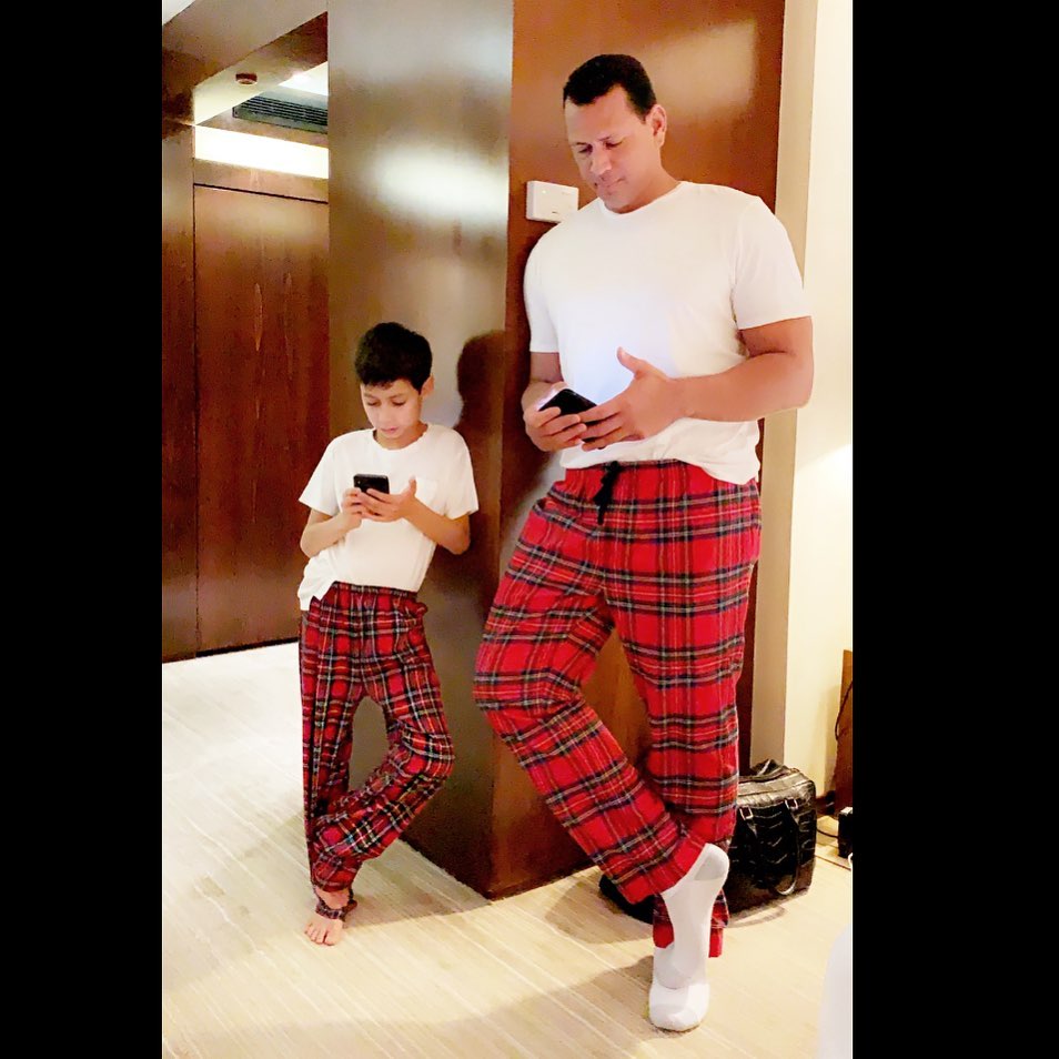 Это очень мило! Дженнифер Лопес показала необычное фото мужа и сына