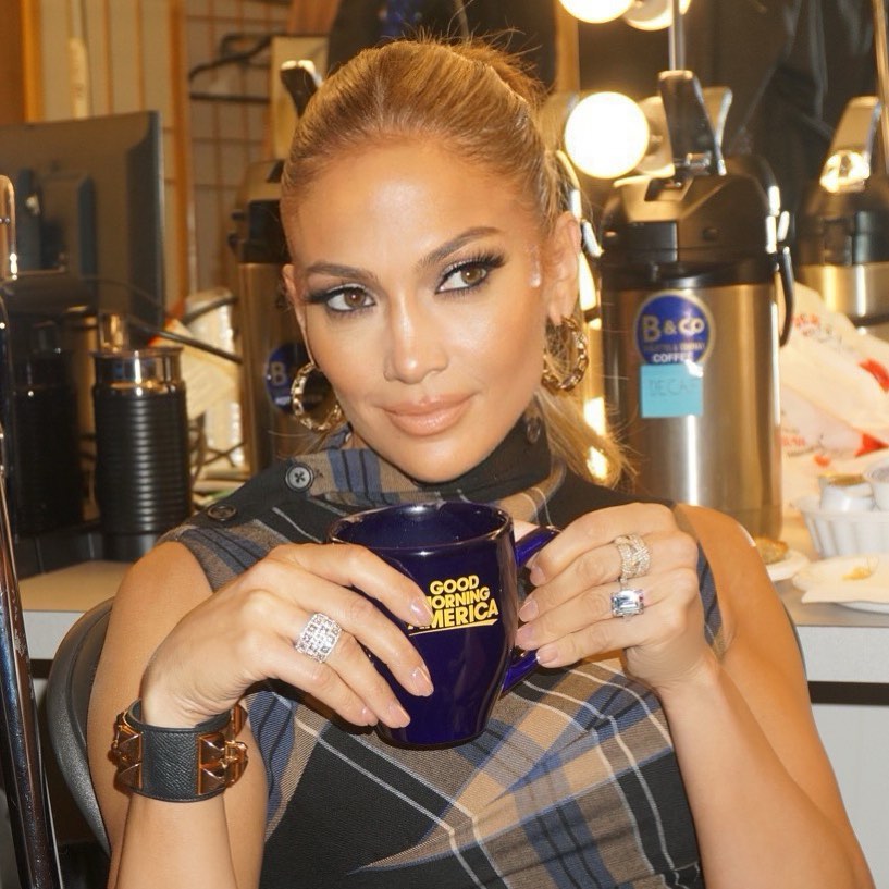 Еще моложе: 50-летняя Дженнифер Лопес восхищает цветущим внешним видом