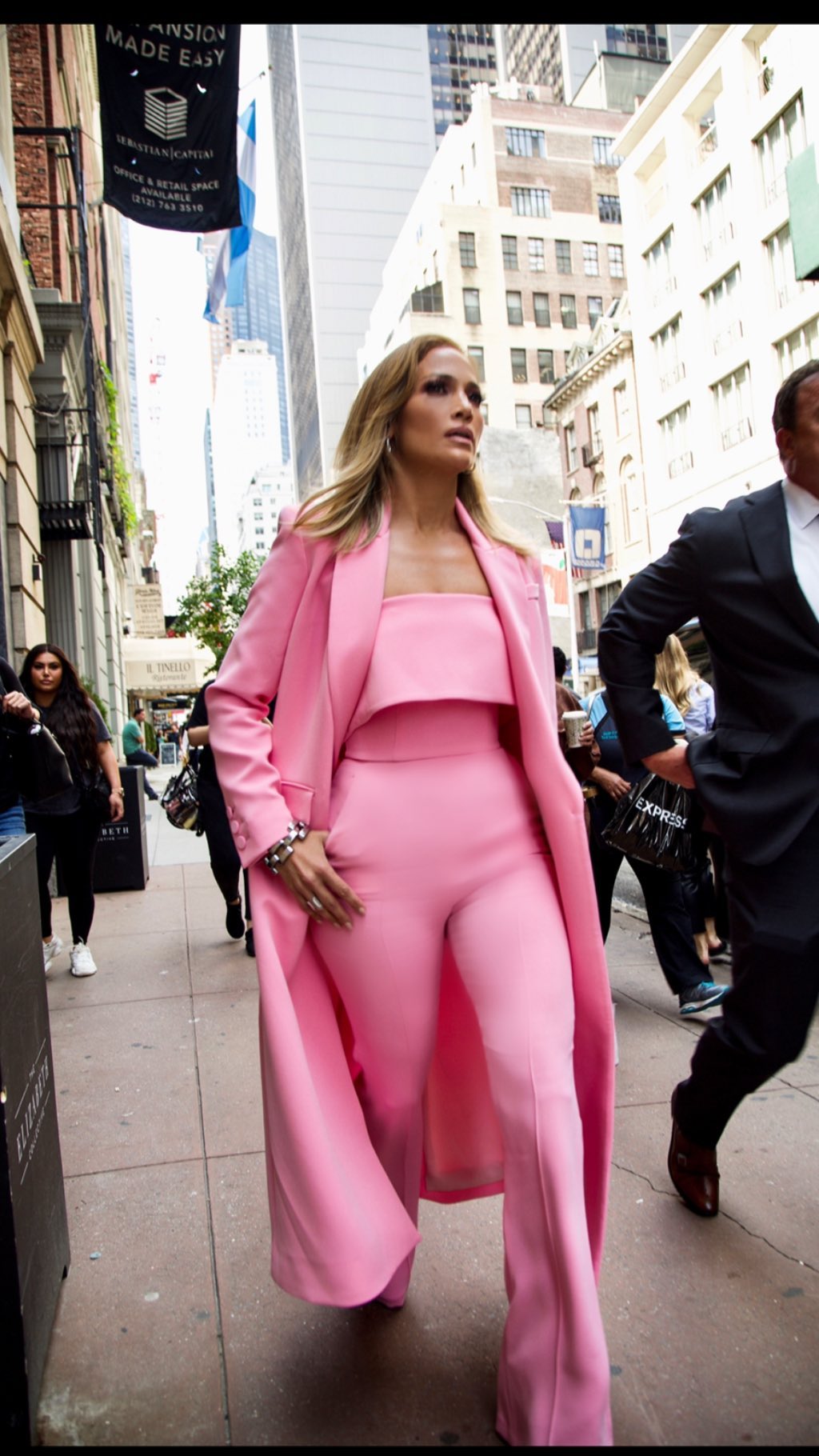 Еще моложе: 50-летняя Дженнифер Лопес восхищает цветущим внешним видом