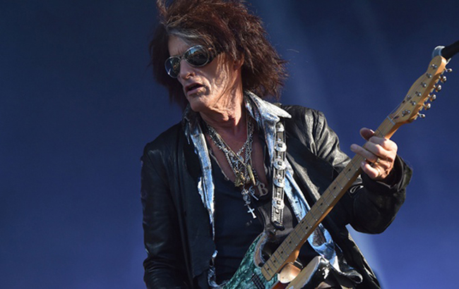 Участника группы Aerosmith госпитализировали прямо со сцены