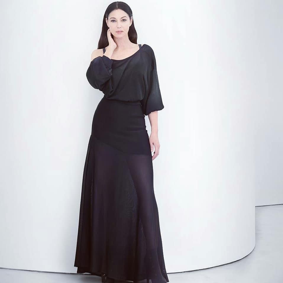 Денім їй до лиця: Моніка Беллуччі похвалилася стрункою фігурою в ефектному комбінезоні Dior