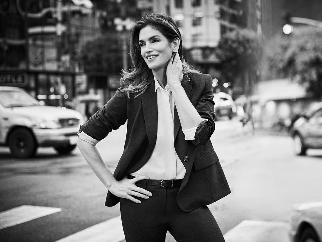 Спокуслива бізнесвумен: 53-річна Сінді Кроуфорд захопила стрункою фігурою в новій зйомці