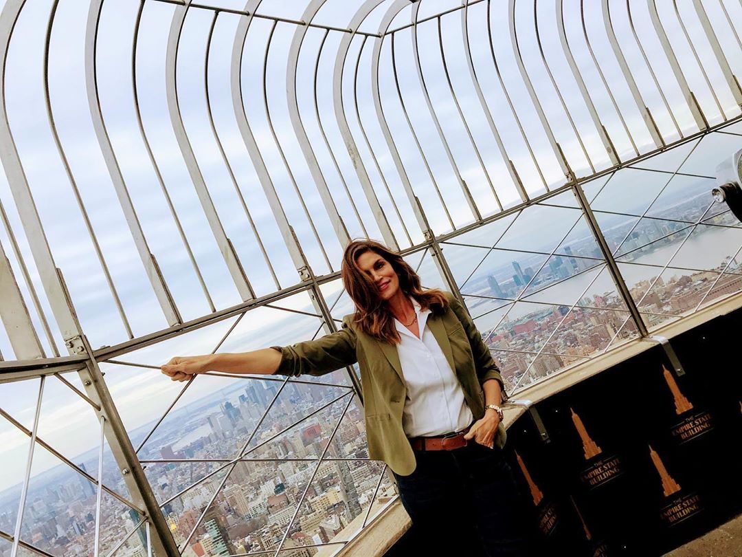 Вона бездоганна! 54-річна Сінді Кроуфорд похвалилася стрункими ніжками і тонкою талією