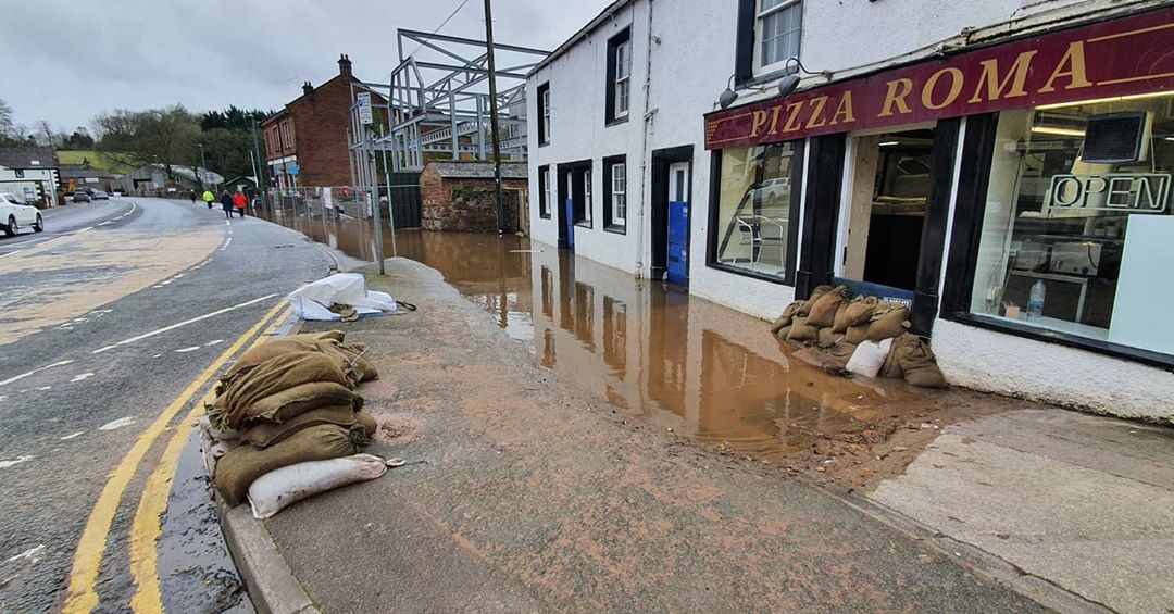 В Британии разбушевался смертоносный ураган "Деннис": фото и видео стихии