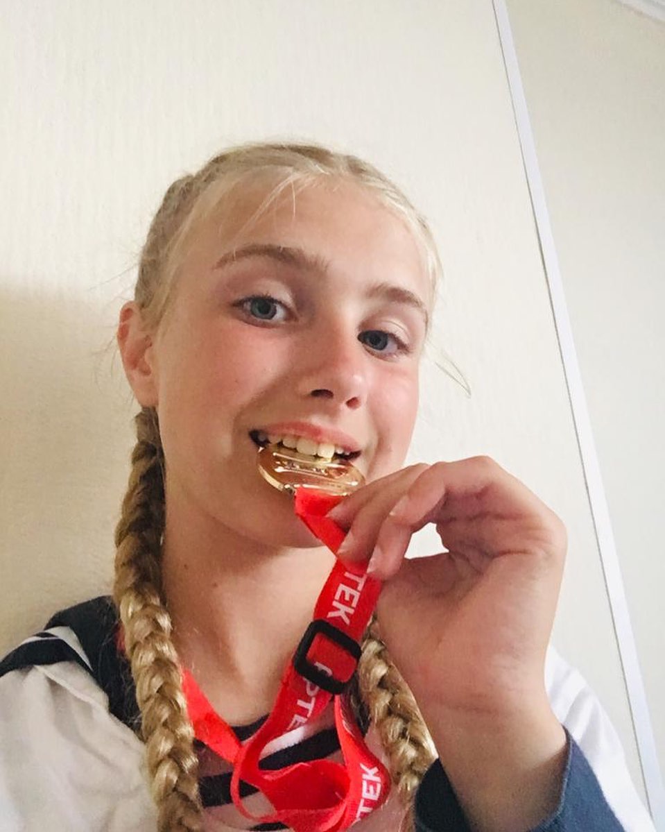 Немов підліток: 37-річна Наталія Водянова захопила стрункими ногами в міні-спідниці