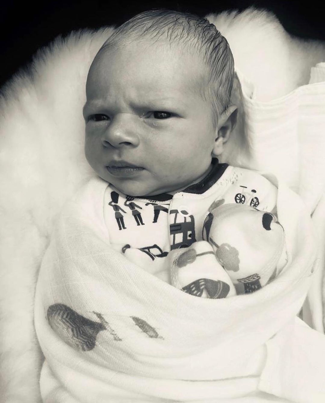 Немов підліток: 37-річна Наталія Водянова захопила стрункими ногами в міні-спідниці