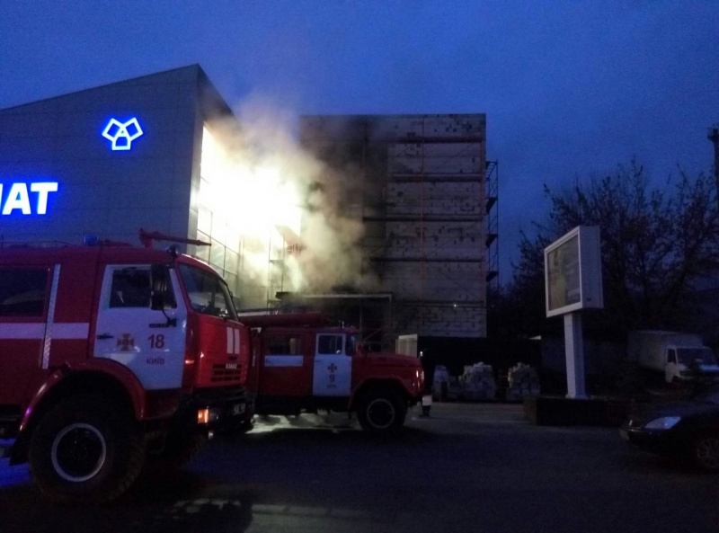 В Киеве произошел пожар в трехэтажном здании